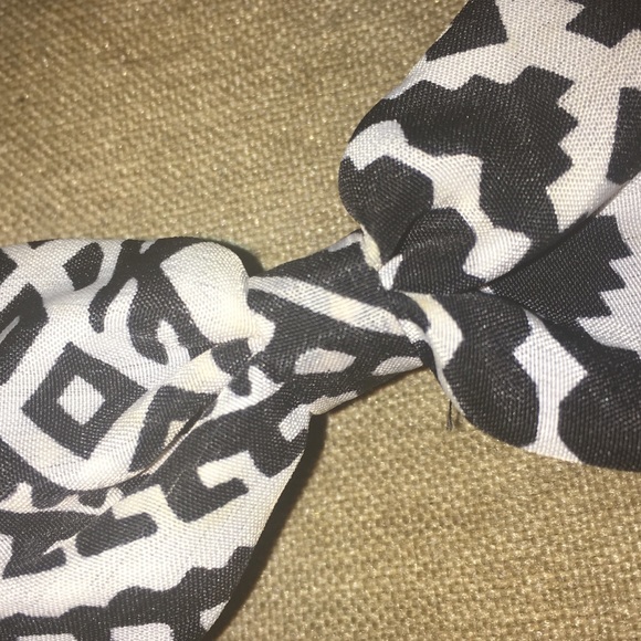 Claire’s Aztec Print Black & White Bow 🎀 - Picture 5 of 7